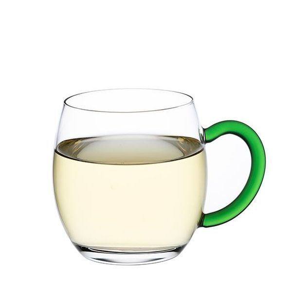 Ein einzelner Bierkrug aus klarem Glas, gefüllt mit einem hellen Getränk, mit einem leuchtend grünen Henkel steht auf einem weißen Hintergrund.
