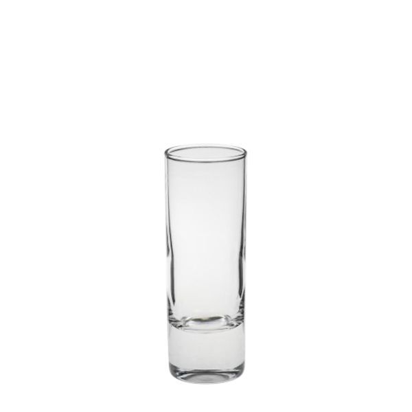 Ein einzelnes, leeres, zylindrisches Schnapsglas aus klarem Glas steht auf einem weißen Hintergrund. Das Glas ist schmal und hoch mit einem dicken Boden.