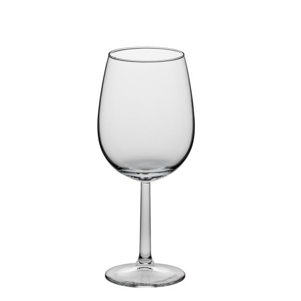 Ein einzelnes, leeres Weinglas aus klarem Glas mit mittellangem Stiel und breiter Basis steht auf einem weißen Hintergrund. Die Kuppa ist groß und bauchig, verjüngt sich zur Öffnung hin.