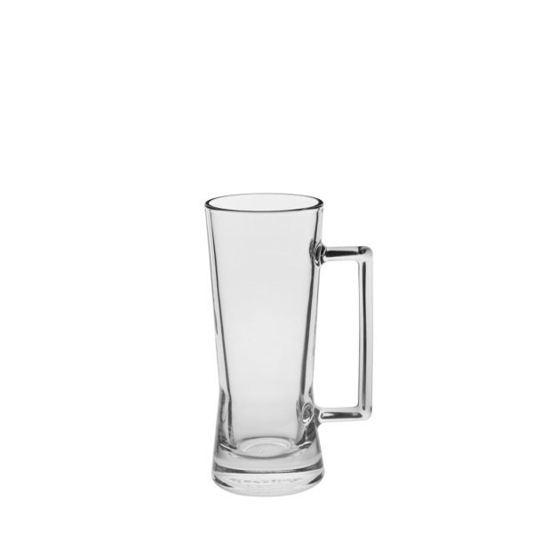 Ein einzelnes, leeres, hohes Bierglas mit einem Henkel steht auf einem weißen Hintergrund. Das Glas hat eine leicht taillierte Form.