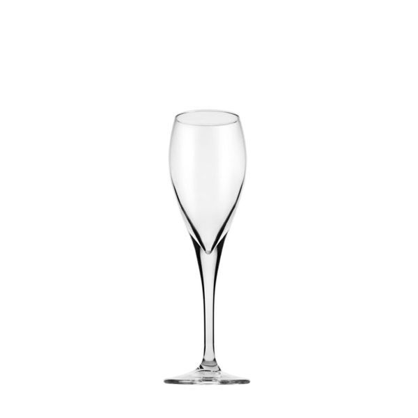 Ein einzelnes, leeres Sektglas aus klarem Glas mit einem langen, schlanken Stiel und einem runden Fuß steht auf einem weißen Hintergrund. Das Glas hat eine tulpenförmige Kuppa, die sich nach oben hin leicht verjüngt.