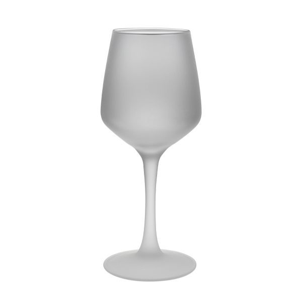 Ein einzelnes, mattiertes Weinglas mit einem langen Stiel und einem kelchförmigen Glas steht auf einem weißen Hintergrund. Das Glas ist leer.