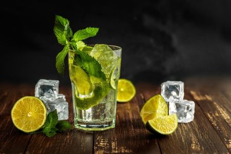 Zu den Longdrinkgläsern