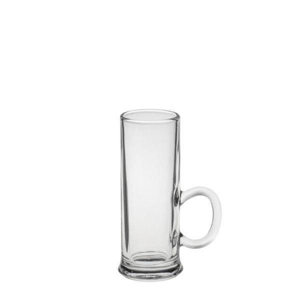 Ein kleines, klares und leeres Schnapsglas mit Henkel und einem verdickten Boden, das auf einer ebenen Fläche steht.