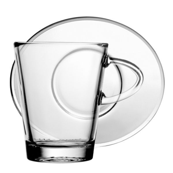 Eine einzelne, leere, durchsichtige Kaffeetasse aus Glas mit einem ovalen Henkel steht vor einem passenden Unterteller aus Glas. Der Hintergrund ist weiß. 