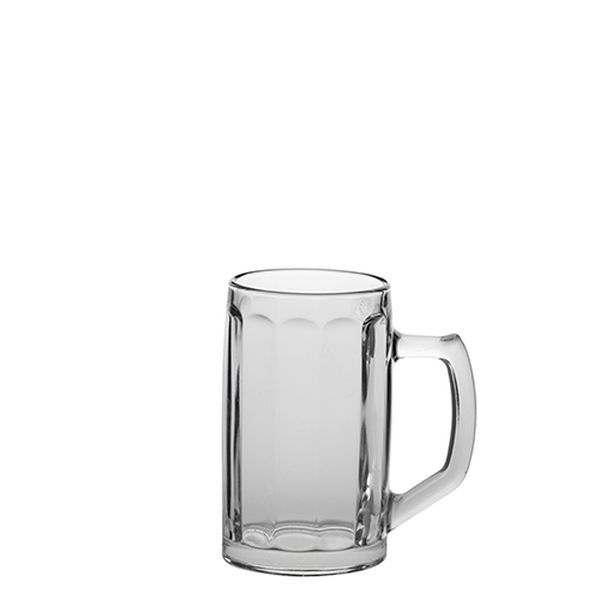 Ein einzelner, leerer Bierkrug aus klarem Glas mit einem Henkel steht auf einem weißen Hintergrund. Der Krug hat vertikale, abgerundete Einkerbungen.