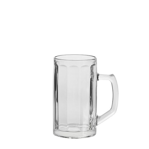 Ein einzelner, leerer Bierkrug aus klarem Glas mit einem Henkel steht auf einem weißen Hintergrund. Der Krug hat vertikale, gerade Einkerbungen.