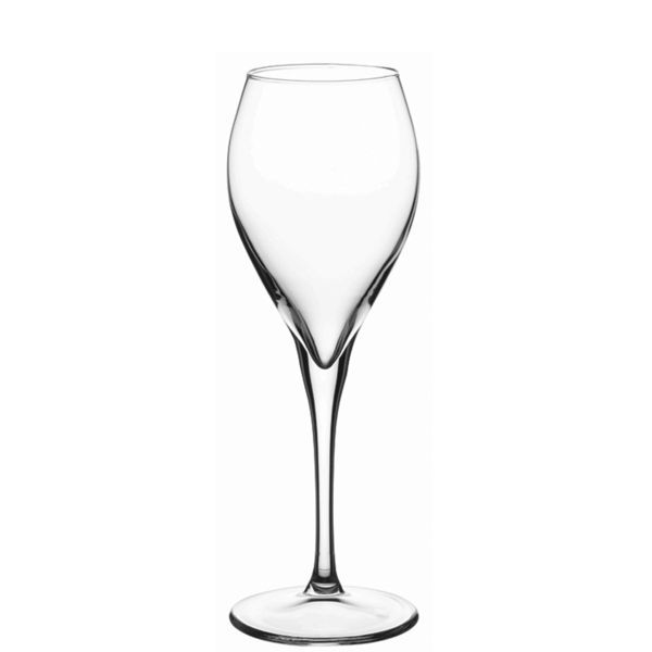 Ein einzelnes, leeres Sektglas aus klarem Glas mit einem langen, schlanken Stiel und einem runden Fuß steht auf einem weißen Hintergrund. Das Glas hat eine tulpenförmige Kuppa, die sich nach oben hin leicht verjüngt.