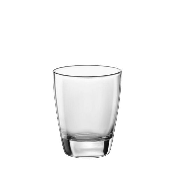 Ein leeres, klares Trinkglas mit einer leicht bauchigen Form und einem dicken Boden steht auf einem weißen Hintergrund.
