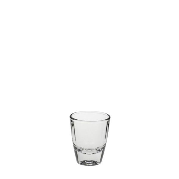 Ein einzelnes, leeres, klares Schnapsglas ohne Stiel vor einem weißen Hintergrund. Das Glas hat eine leicht konische Form.