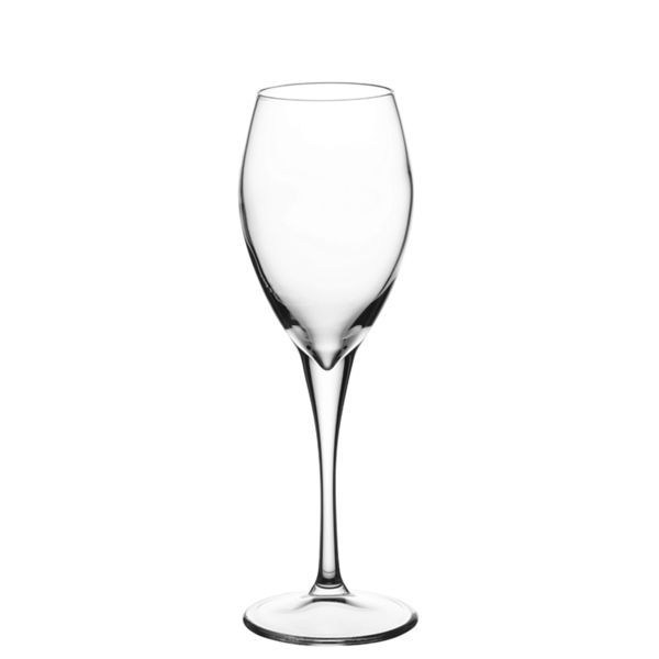 Ein einzelnes, leeres Sektglas aus klarem Glas mit einem langen, schlanken Stiel und einem runden Fuß steht auf einem weißen Hintergrund. Das Glas hat eine tulpenförmige Kuppa, die sich nach oben hin leicht verjüngt.