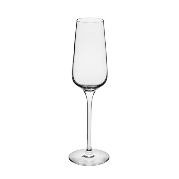Ein hohes, schlankes Sektglas mit einem langen Stiel und einer spitz zulaufenden Flöte, auf einem weißen Hintergrund.