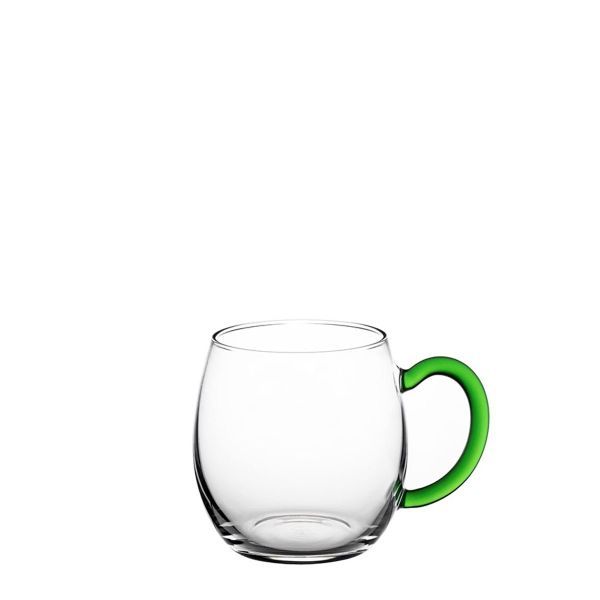 Ein einzelner, leerer Bierkrug aus klarem Glas mit einem leuchtend grünen Henkel steht auf einem weißen Hintergrund.
