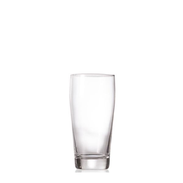 Ein einzelnes, leeres, hohes Trinkglas aus klarem Glas steht auf einem weißen Hintergrund. Das Glas hat eine leicht konische Form und einen dicken Boden.