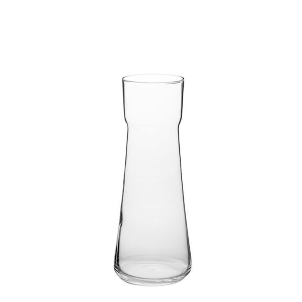 Klare Glaskaraffe mit schlanker, sich nach oben verjüngender Form und leicht abgesetztem Hals, leer und vor weißem Hintergrund.