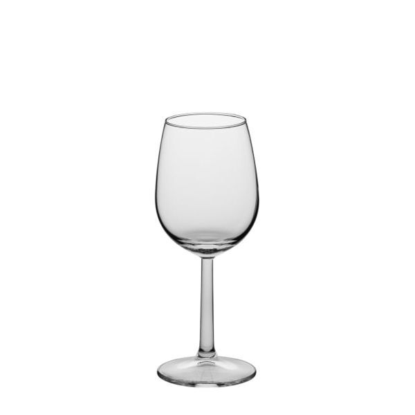 Ein einzelnes, leeres Weinglas aus klarem Glas mit kurzem Stiel und breiter Basis steht auf einem weißen Hintergrund. Die Kuppa ist bauchig und verjüngt sich zur Öffnung hin.