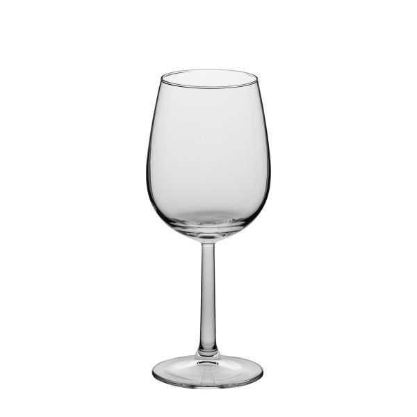 Ein einzelnes, leeres Weinglas aus klarem Glas mit mittellangem Stiel und breiter Basis steht auf einem weißen Hintergrund. Die Kuppa ist groß und bauchig, verjüngt sich leicht zur Öffnung hin.