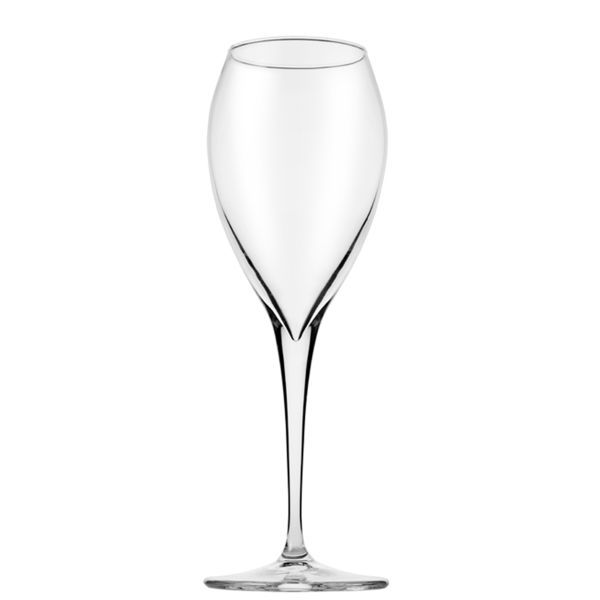 Ein einzelnes, leeres Sektglas aus klarem Glas mit einem langen, schlanken Stiel und einem runden Fuß steht auf einem weißen Hintergrund. Das Glas hat eine tulpenförmige Kuppa, die sich nach oben hin leicht verjüngt.