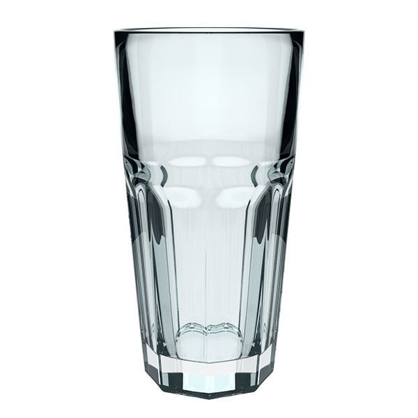 Ein leeres, klares Glas mit geraden Seiten und vertikalen, abgerundeten Einbuchtungen im unteren Bereich steht auf einem weißen Hintergrund.
