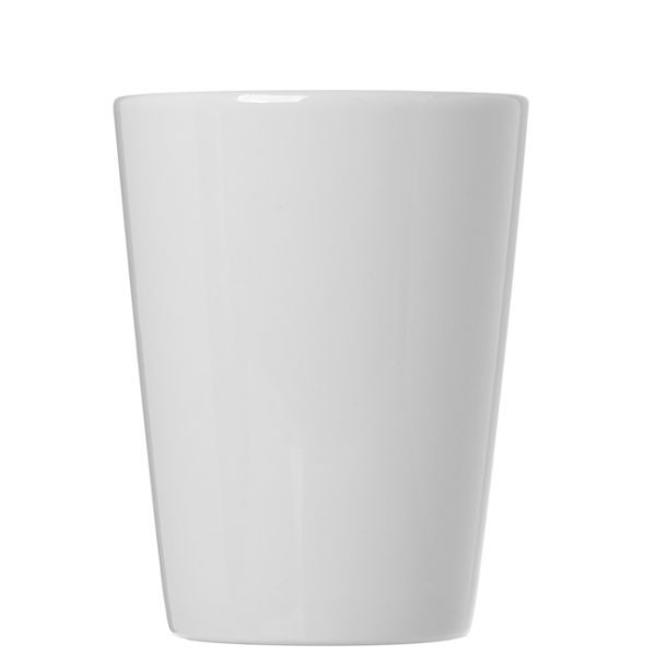 Ein einzelner, leerer, weißer, leicht konischer Keramikbecher vor einem weißen Hintergrund.