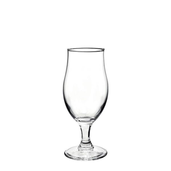 Ein einzelnes, leeres, klares Bierglas auf einem kurzen Stiel mit breiter Basis vor einem weißen Hintergrund. Das Glas hat eine leicht tulpenförmige Form.