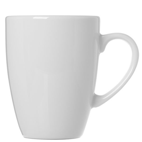 Weißer Keramikbecher mit Henkel und leicht bauchiger Form, leer und vor weißem Hintergrund.