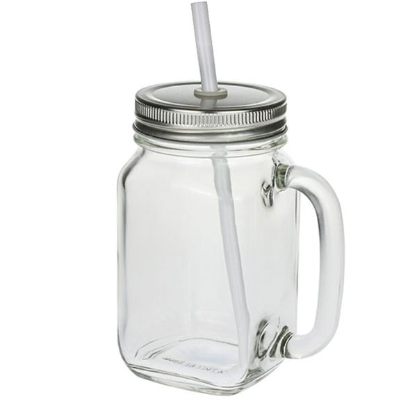 Ein einzelnes, leeres, klares Henkelglas im Mason-Jar-Stil mit silbernem Schraubdeckel und transparentem Strohhalm vor einem weißen Hintergrund.