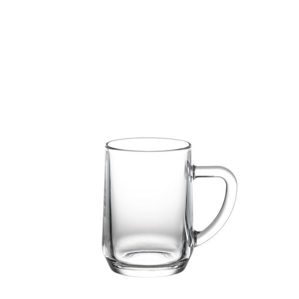 Ein einzelner, leerer Bierkrug aus klarem Glas mit einem Henkel steht auf einem weißen Hintergrund.