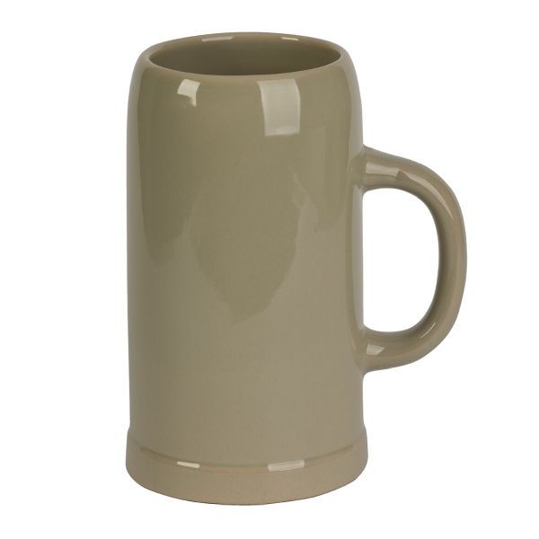 Ein leerer, beiger Bierkrug aus Keramik oder Steingut mit Henkel, leicht von der Seite aufgenommen, vor einem weißen Hintergrund.