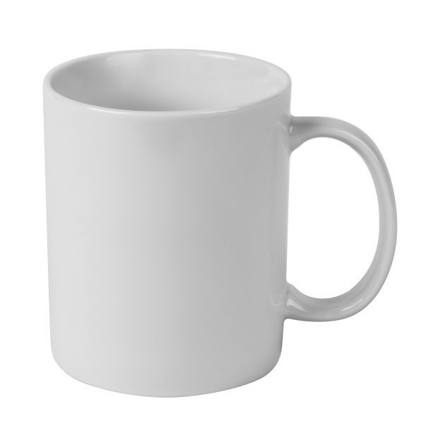 Eine leere, weiße Keramiktasse mit einem Henkel steht auf einem weißen Hintergrund. Die Tasse hat eine einfache, zylindrische Form.
