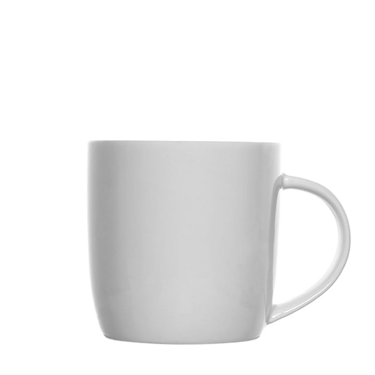 Eine einzelne, leere, weiße Keramiktasse steht auf einem weißen Hintergrund. Die Tasse hat eine moderne, bauchige Form, die sich nach oben hin leicht öffnet. Der Henkel ist schlank und elegant geschwungen, an der oberen und unteren Hälfte der Tasse befestigt. Die Oberfläche der Tasse ist glatt und glänzend. Das Licht fällt von vorne auf die Tasse und erzeugt leichte Schatten unter dem Henkel und am Boden. Die Tasse ist schlicht und ohne Muster oder Dekoration.