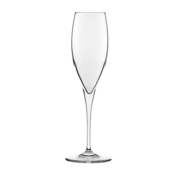 Ein leeres, klares Sektglas mit einem langen, schlanken Stiel und einem schmalen, geraden Kelch steht auf einem weißen Hintergrund.