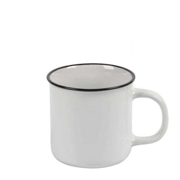 Eine weiße, Emaille-ähnliche Tasse mit einem abgerundeten Henkel an der rechten Seite und einem leicht unregelmäßigen Rand, auf einem weißen Hintergrund.