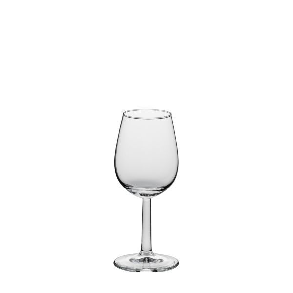 Ein einzelnes, leeres Weinglas aus klarem Glas mit kurzem Stiel und breiter Basis steht auf einem weißen Hintergrund.