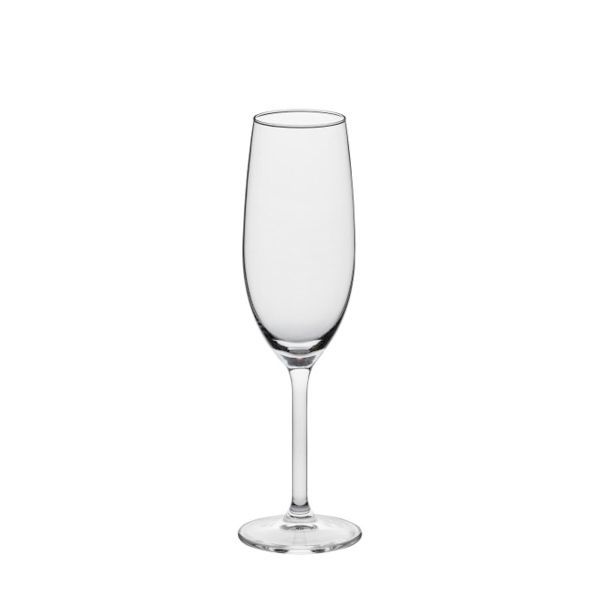 Ein leeres, klares Sektglas mit einem langen, schlanken Stiel und einem schmalen, tulpenförmigen Kelch steht auf einem weißen Hintergrund.