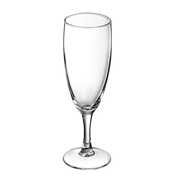 Ein leeres, klares Sektglas mit einem kurzen, stabilen Stiel und einem schmalen, geraden Kelch steht auf einem weißen Hintergrund.