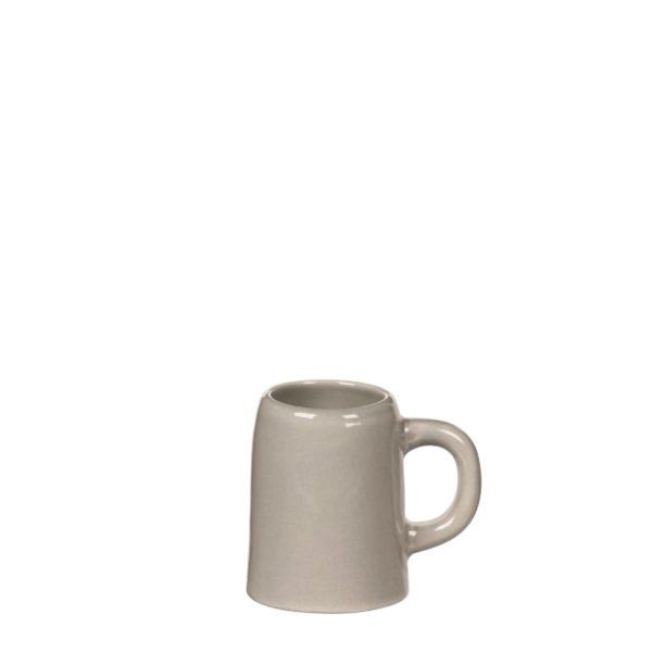 Ein kleiner, leerer, grauer Bierkrug aus Keramik mit einem Henkel, der auf einer ebenen Fläche steht.
