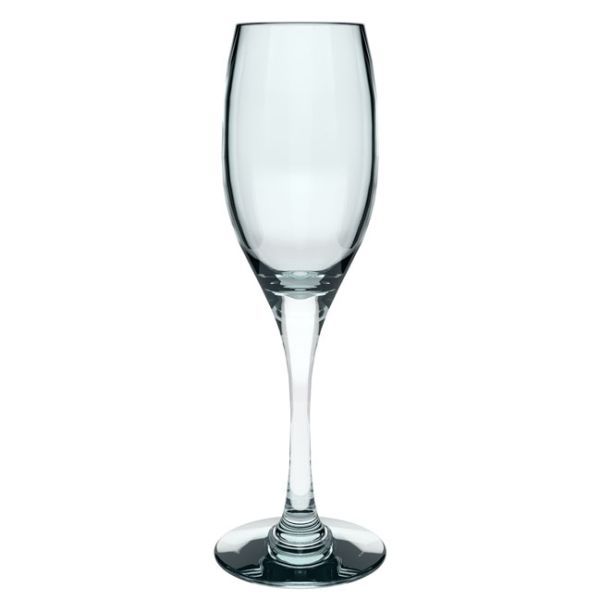 Ein leeres, klares Sektglas mit einem langen, schlanken Stiel und einem schmalen, tulpenförmigen Kelch steht auf einem weißen Hintergrund.