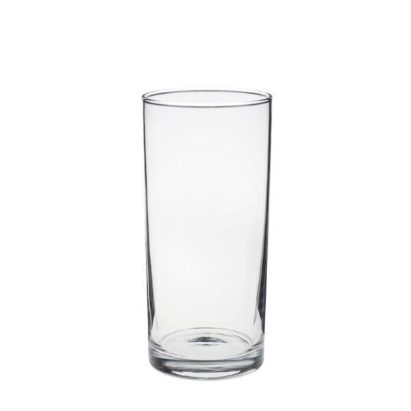 Ein einzelnes, leeres, hohes Trinkglas aus klarem Glas steht auf einem weißen Hintergrund. Das Glas hat eine einfache, zylindrische Form.