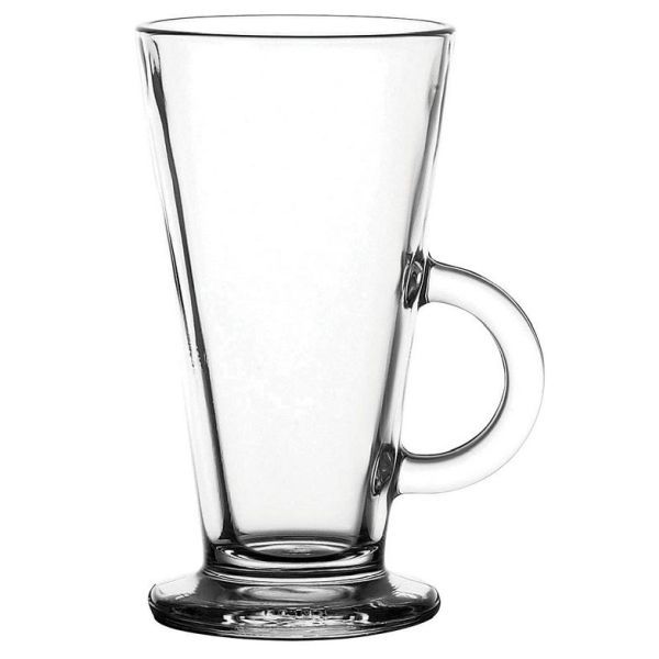 Eine einzelne, leere, durchsichtige Kaffeetasse aus Glas mit einem runden Henkel, freigestellt vor einem weißen Hintergrund.