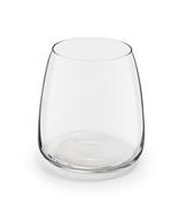 Ein klares, bauchiges Wasserglas, das sich zur Öffnung hin verjüngt, auf einem weißen Hintergrund.