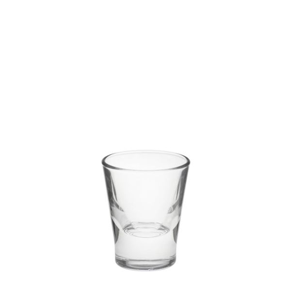 Ein einzelnes, leeres, klares Schnapsglas mit einem dicken Boden, das sich nach oben leicht verjüngt, vor einem weißen Hintergrund.