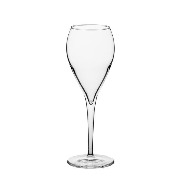 Ein einzelnes, leeres, klares Sektglas mit langem, schlankem Stiel und runder Basis vor einem weißen Hintergrund. Das Glas hat eine tulpenartige Form.