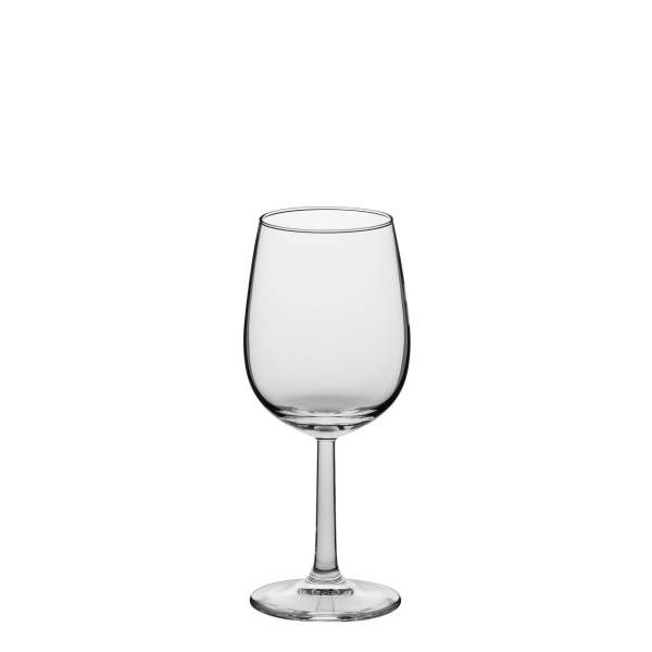 Ein einzelnes, leeres Weinglas aus klarem Glas mit kurzem Stiel und breiter Basis steht auf einem weißen Hintergrund. Die Kuppa ist bauchig und verjüngt sich leicht zur Öffnung hin.