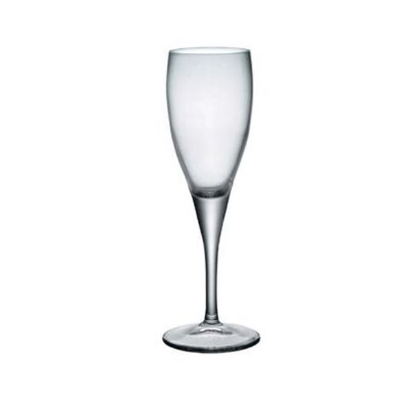 Ein einzelnes, leeres, klares Sektglas mit schlankem Stiel und runder Basis vor einem weißen Hintergrund.