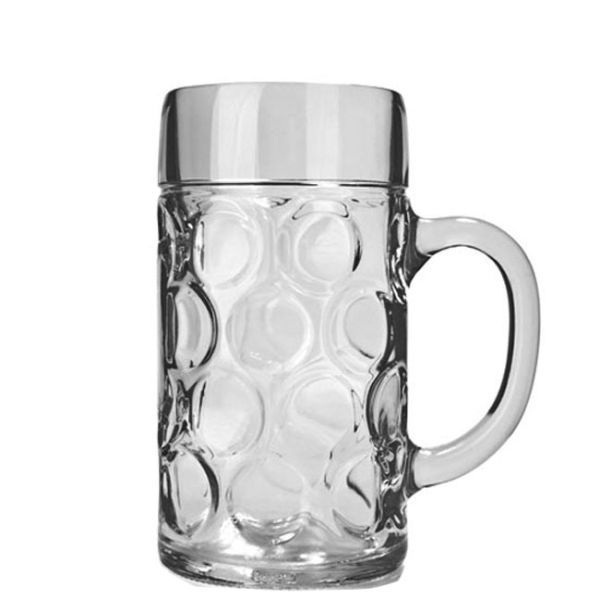 Klarer Glasbierkrug mit Henkel und Noppenmuster, leer und vor weißem Hintergrund.
