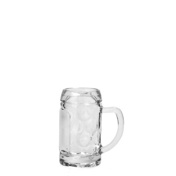 Klarer Glasbierkrug mit Henkel und Noppenmuster, leer und vor weißem Hintergrund.